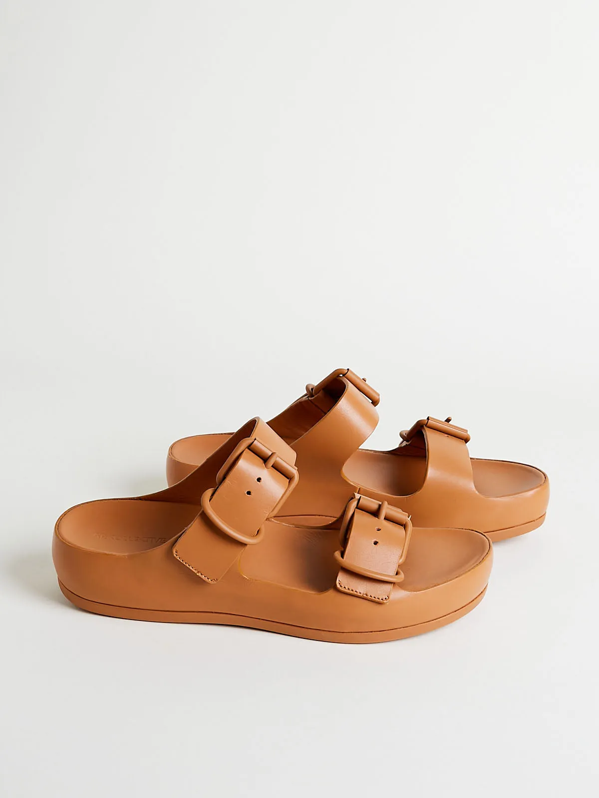 Levi Sandal in Tan