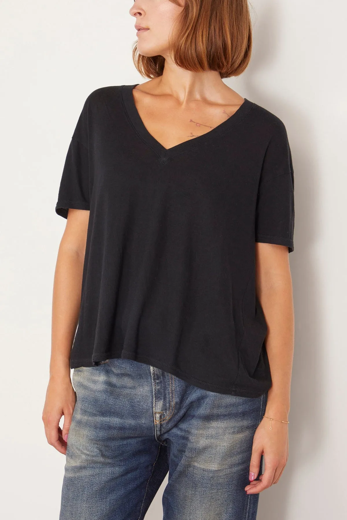 V-Neck Boxy Seamless T-Shirt in Black